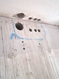 Rohbau-Wand und Decke mit runden Bohrungen durch den Beton
